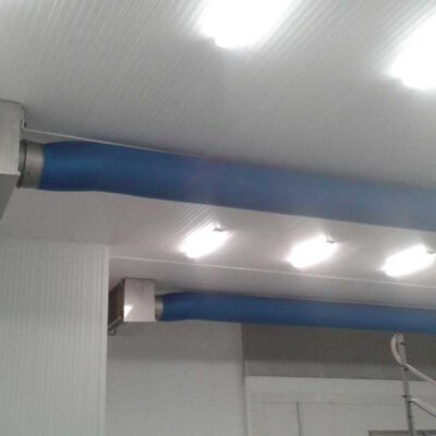 koelinstallatie met blauwe leidingen hangend aan plafond