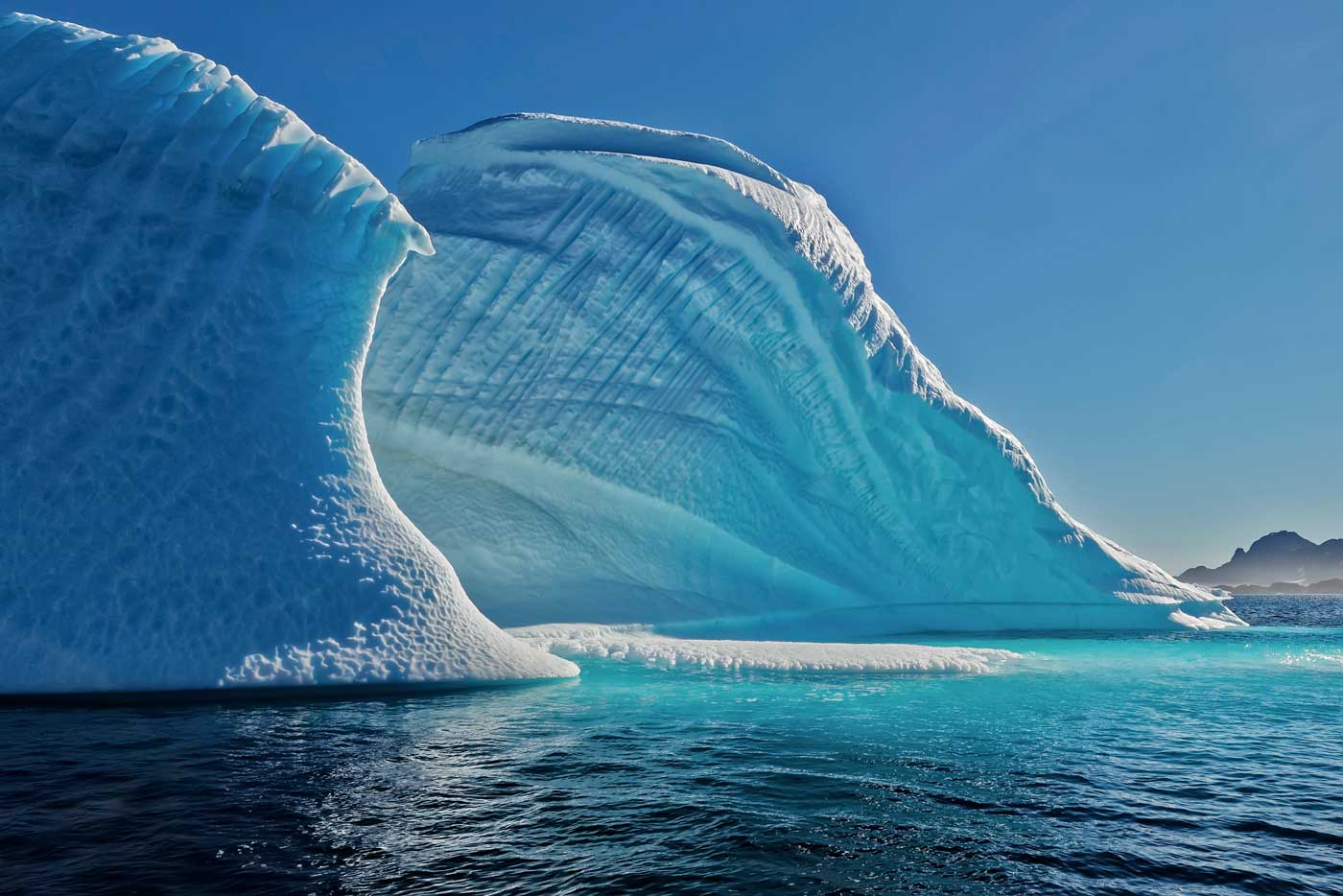 foto van 2 grote achterelkaar staande ijsrotsen