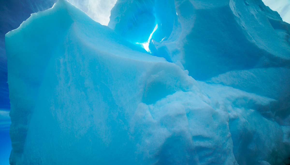 foto van ijsberg rots