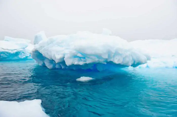 foto van grote ijs rots op water